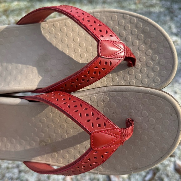 Vionic Tide Red Leather Laser Cut Toe Post Thong Sandal Flip Flop Size 8 - Picture 13 of 13